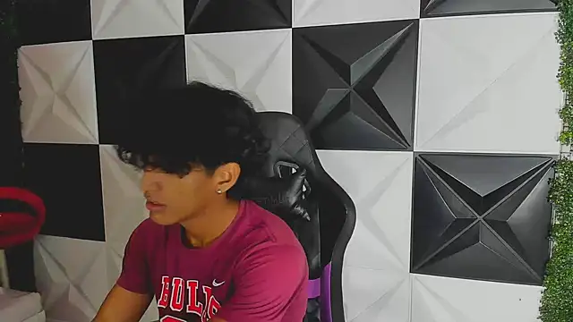 Snapshot of bull_cam chatting on 10/06/25, 07:33 bull cam online show from 10/06/25, 07:33