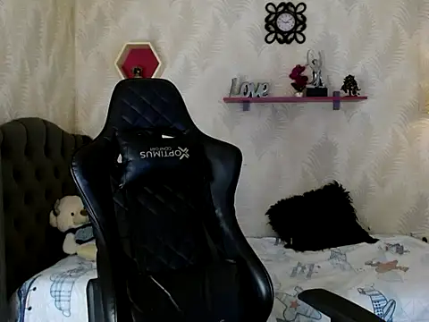 Snapshot of bull_cam chatting on 11/04/25, 05:12 bull cam online show from 11/04/25, 05:12