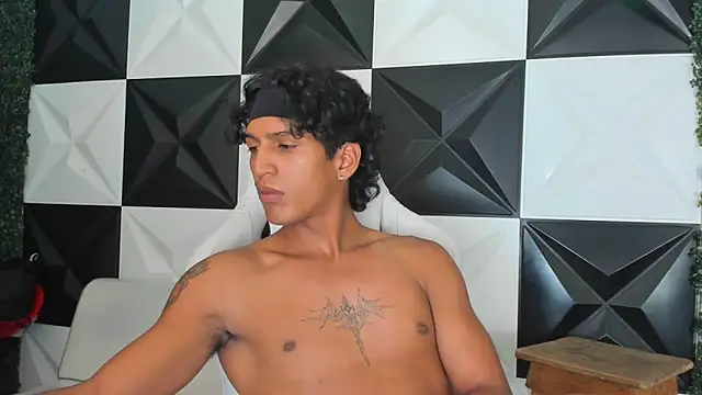 Snapshot of bull_cam chatting on 11/18/25, 08:13 bull cam online show from 11/18/25, 08:13