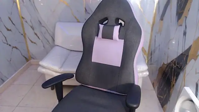 Snapshot of bull_cam chatting on 11/27/25, 01:24 bull cam online show from 11/27/25, 01:24