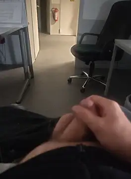 Snapshot of stunning_stallion chatting on 10/03/25, 08:39 stunning stallion online show from 10/03/25, 08:39