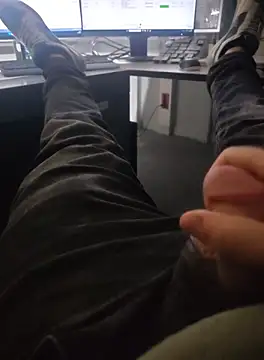 Snapshot of stunning_stallion chatting on 10/18/25, 04:59 stunning stallion online show from 10/18/25, 04:59