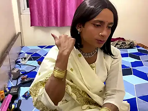 LuvLayla online show from 10/17/25, 06:21