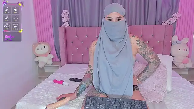 Nayla-Mouna online show from 11/24/25, 07:46