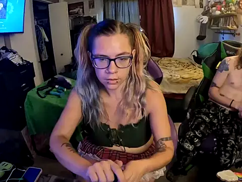 Snapshot of R4inbowK1tty chatting on 10/13/25, 04:07 R4inbowK1tty online show from 10/13/25, 04:07