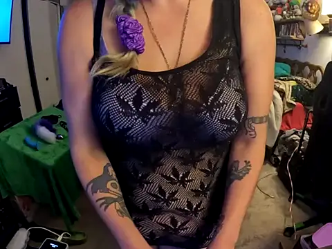 Snapshot of R4inbowK1tty chatting on 10/15/25, 03:17 R4inbowK1tty online show from 10/15/25, 03:17