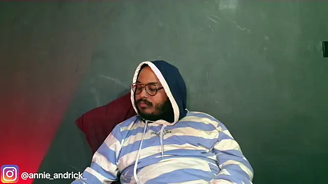  leda swan  online show from 11/10/25, 12:59