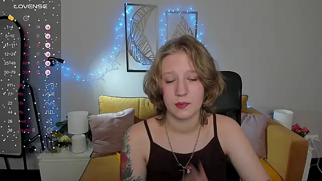 Snapshot of Hailey_Foxy chatting on 09/21/25, 08:49 Hailey Foxy online show from 09/21/25, 08:49