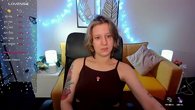 Snapshot of Hailey_Foxy chatting on 10/13/25, 08:47 Hailey Foxy online show from 10/13/25, 08:47