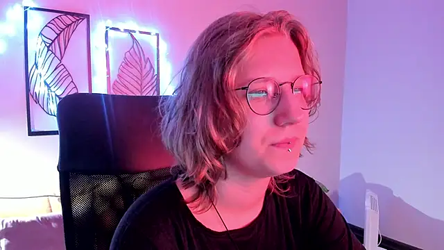 Snapshot of Hailey_Foxy chatting on 11/17/25, 09:04 Hailey Foxy online show from 11/17/25, 09:04