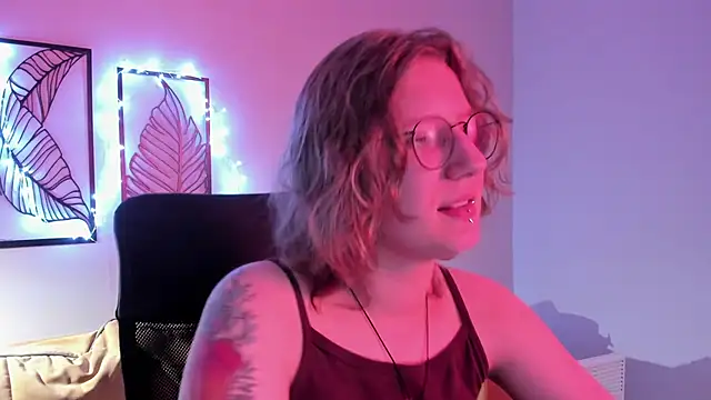 Snapshot of Hailey_Foxy chatting on 11/18/25, 09:03 Hailey Foxy online show from 11/18/25, 09:03