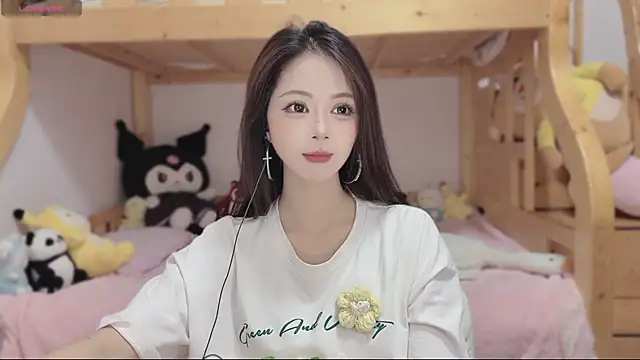 Snapshot of Sue101010 chatting on 11/11/25, 11:21 Sue101010 online show from 11/11/25, 11:21