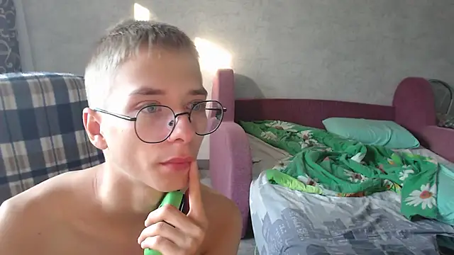 glasses cat online show from 09/22/25, 05:53