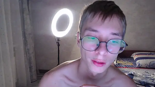 Snapshot of glasses_cat chatting on 11/11/25, 09:59 glasses cat online show from 11/11/25, 09:59