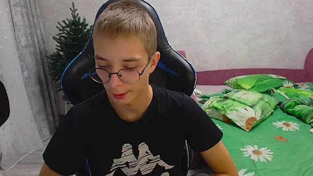 Snapshot of glasses_cat chatting on 12/05/25, 07:21 glasses cat online show from 12/05/25, 07:21