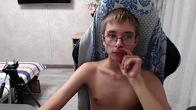 Snapshot of glasses_cat chatting on 03/19/26, 02:04 glasses cat online show from 03/19/26, 02:04