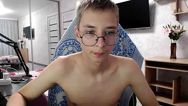 Snapshot of glasses_cat chatting on 05/10/26, 05:18 glasses cat online show from 05/10/26, 05:18
