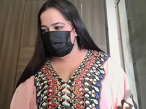 Snapshot of Queen_Pari87 chatting on 11/17/25, 08:53 Queen Pari87 online show from 11/17/25, 08:53