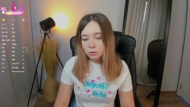 Snapshot of Lina_Glow chatting on 10/18/25, 06:37 Lina Glow online show from 10/18/25, 06:37