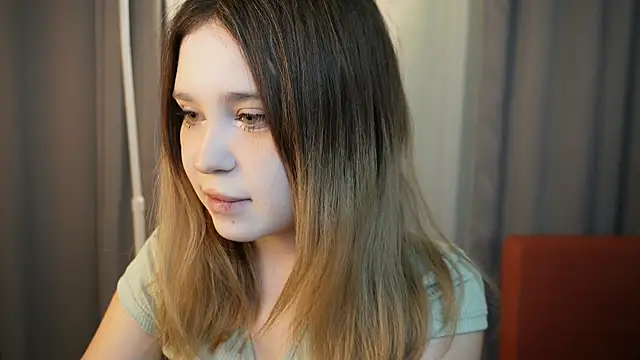 Snapshot of Lina_Glow chatting on 11/20/25, 07:08 Lina Glow online show from 11/20/25, 07:08