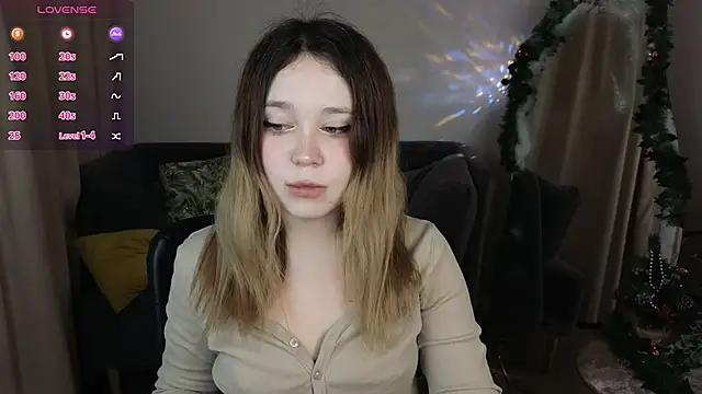 Snapshot of Lina_Glow chatting on 12/21/25, 06:42 Lina Glow online show from 12/21/25, 06:42