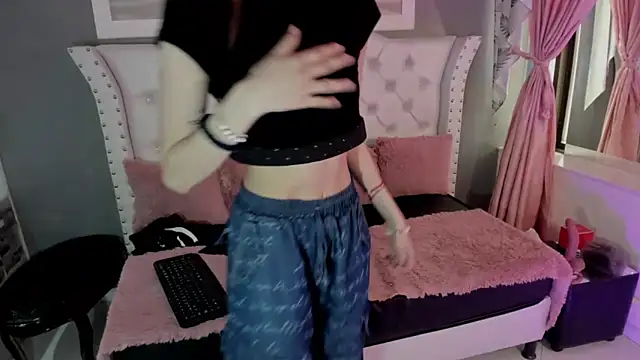 Snapshot of naomi_cooper__ chatting on 09/10/25, 01:44 naomi cooper   online show from 09/10/25, 01:44