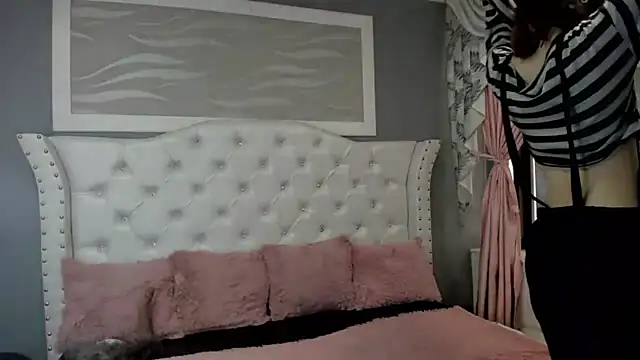 Snapshot of naomi_cooper__ chatting on 09/12/25, 01:44 naomi cooper   online show from 09/12/25, 01:44