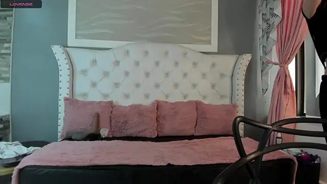 Snapshot of naomi_cooper__ chatting on 09/24/25, 01:58 naomi cooper   online show from 09/24/25, 01:58