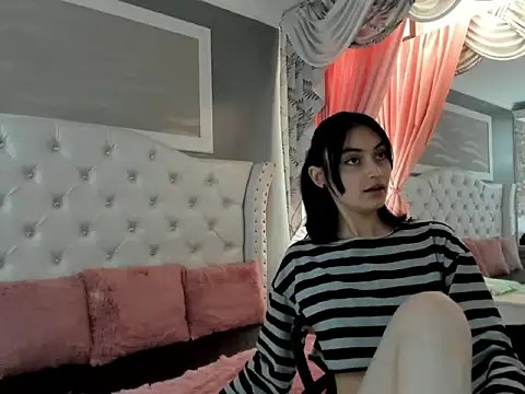 Snapshot of naomi_cooper__ chatting on 10/01/25, 01:39 naomi cooper   online show from 10/01/25, 01:39