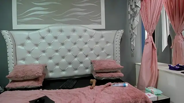 Snapshot of naomi_cooper__ chatting on 10/07/25, 01:19 naomi cooper   online show from 10/07/25, 01:19