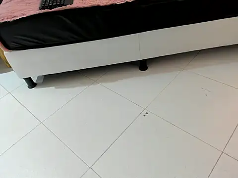 Snapshot of naomi_cooper__ chatting on 10/15/25, 01:44 naomi cooper   online show from 10/15/25, 01:44