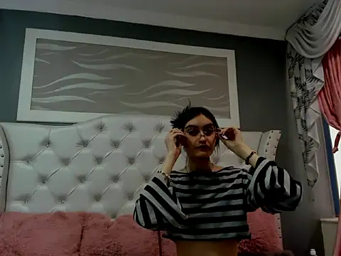 Snapshot of naomi_cooper__ chatting on 10/16/25, 01:45 naomi cooper   online show from 10/16/25, 01:45