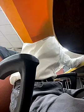 Snapshot of Daddygarry chatting on 10/15/25, 12:05 Daddygarry online show from 10/15/25, 12:05