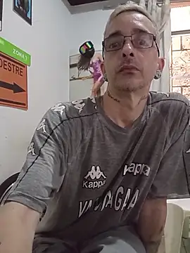 Snapshot of dinho_carioca chatting on 03/21/26, 01:05 dinho carioca online show from 03/21/26, 01:05