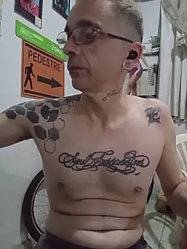 Snapshot of dinho_carioca chatting on 03/23/26, 03:54 dinho carioca online show from 03/23/26, 03:54