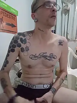 Snapshot of dinho_carioca chatting on 03/27/26, 01:22 dinho carioca online show from 03/27/26, 01:22