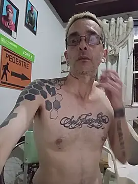 Snapshot of dinho_carioca chatting on 04/08/26, 04:01 dinho carioca online show from 04/08/26, 04:01