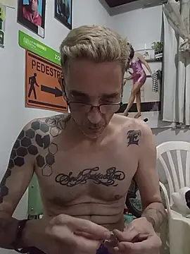 Snapshot of dinho_carioca chatting on 04/15/26, 05:42 dinho carioca online show from 04/15/26, 05:42