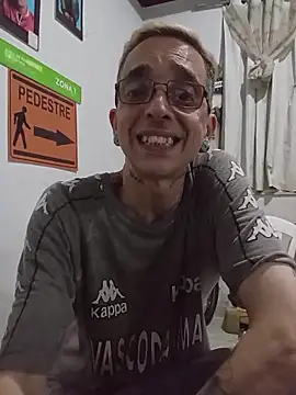 Snapshot of dinho_carioca chatting on 04/20/26, 12:57 dinho carioca online show from 04/20/26, 12:57