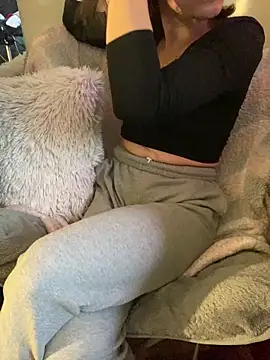 Snapshot of d3luluxx chatting on 10/24/25, 06:48 d3luluxx online show from 10/24/25, 06:48