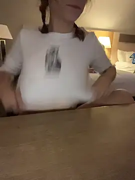 Snapshot of d3luluxx chatting on 12/21/25, 12:23 d3luluxx online show from 12/21/25, 12:23