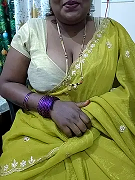 Snapshot of Silk_Smitha_27 chatting on 12/19/25, 04:36 Silk Smitha 27 online show from 12/19/25, 04:36