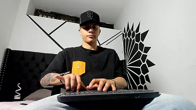 liaamsmiith  online show from 09/12/25, 04:34