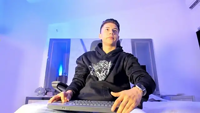 liaamsmiith  online show from 09/15/25, 12:16