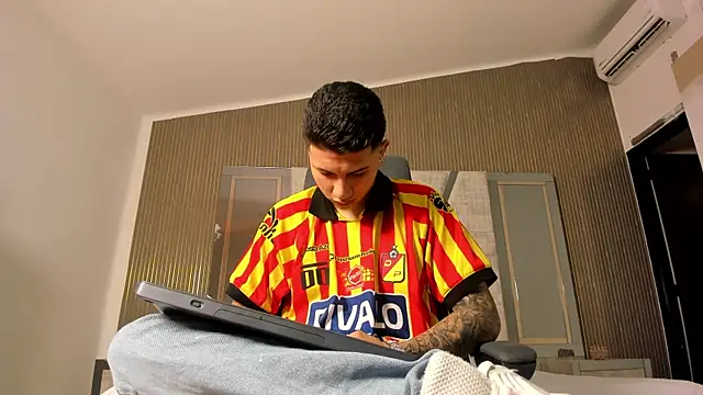 liaamsmiith  online show from 09/27/25, 12:21