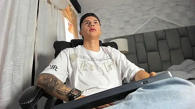 liaamsmiith  online show from 10/11/25, 12:26