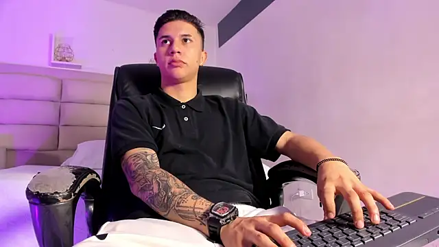 liaamsmiith  online show from 10/13/25, 12:16