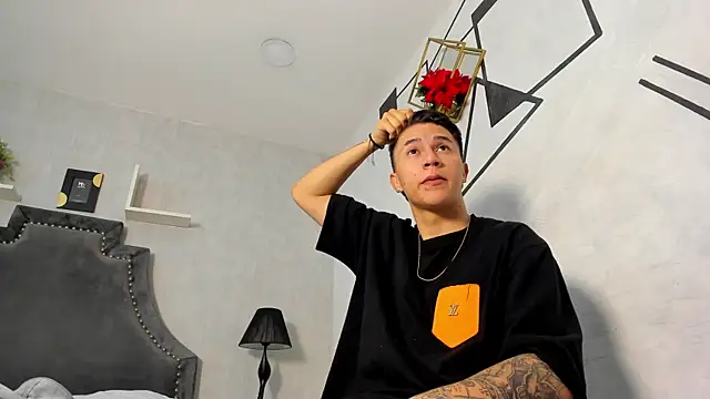 liaamsmiith  online show from 10/16/25, 12:28