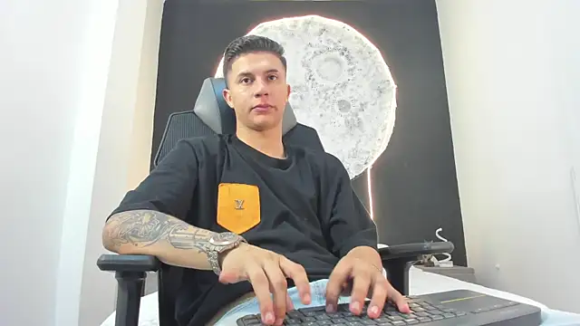 liaamsmiith  online show from 10/20/25, 12:27