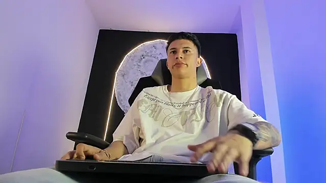 liaamsmiith  online show from 11/03/25, 12:28